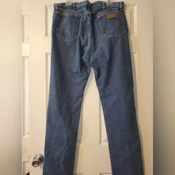 Wrangler Straight Leg Medium Wash Jeans Size 38 x 36 - Picture 2 of 4